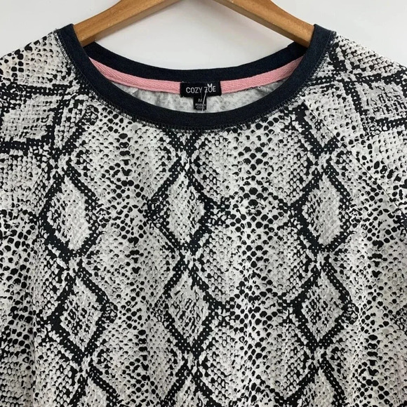 Cozy Zoe Women's Snakeskin Print Long Sleeve Pajama Pullover Top Size M‎ NWT - Picture 4 of 14